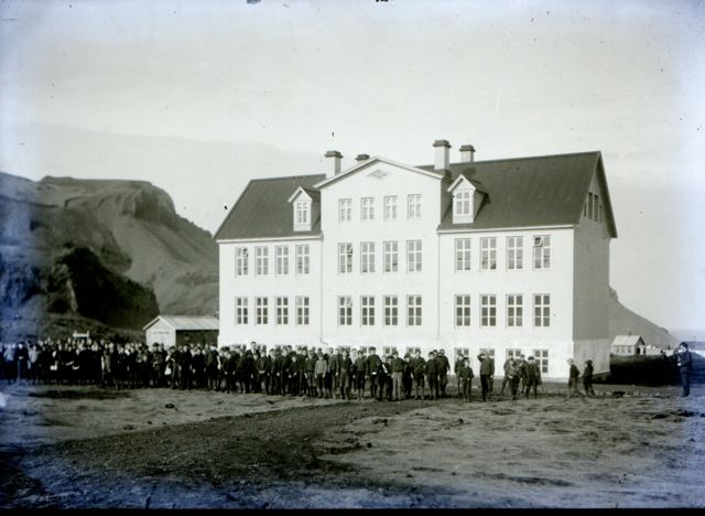 Mynd:Barnaskólinn.JPG