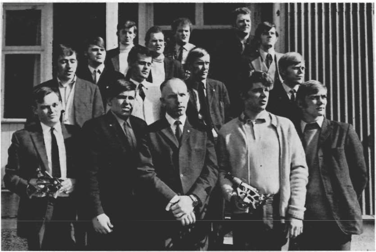 Mynd:Stýrimenn, sem luku fiskimannaprófi 2. stigs 1971, ásamt skólastjóra.png