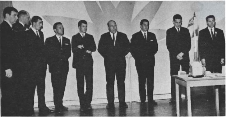 Mynd:Skipshöfnin á m.b. Gjafari heiðruð á sjómannadaginn 1968.png