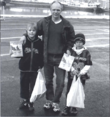 Mynd:Drengir sem seldu blaðið á sjómannadegi.png