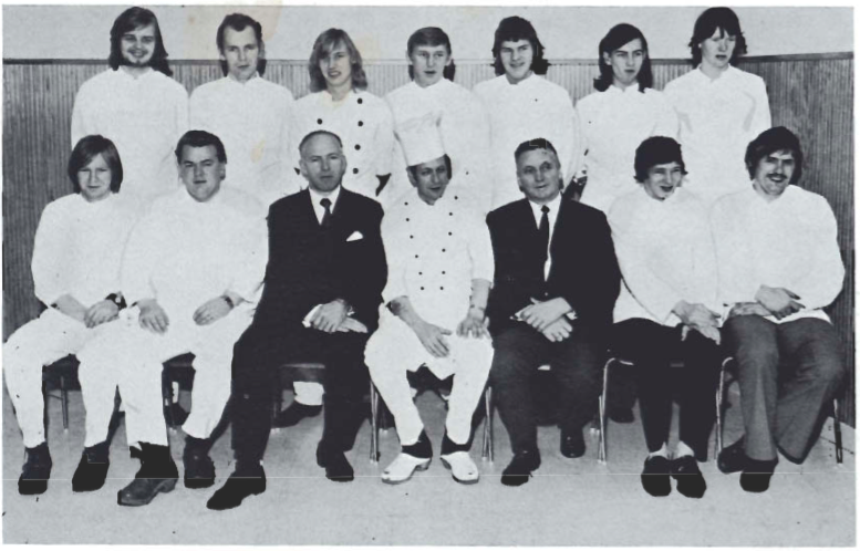 Mynd:Matsveinanámskeið 1971-1972. Fremri röð.png