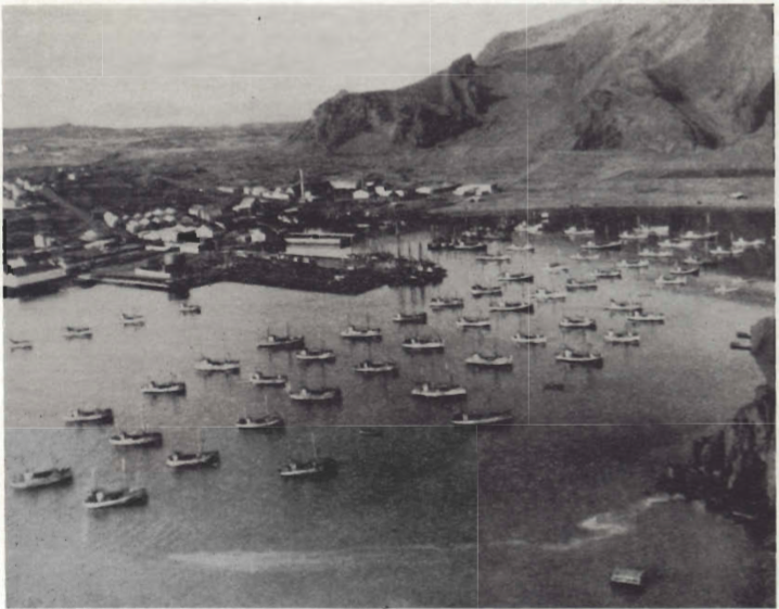 Mynd:Vestmannaeyjahöfn um 1940.png