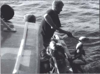 Mynd:Bergur Guðnason húkkar inn lundahala.png