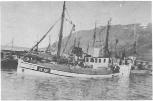 Mynd:Sævar VE 328 við löndunarbryggju á Siglufirði sumarið 1940.png