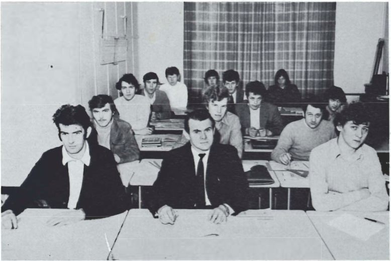 Mynd:Nemendur í II. bekk Stýrimannaskólans í Vestmannaeyjum veturinn 1971-1972.png