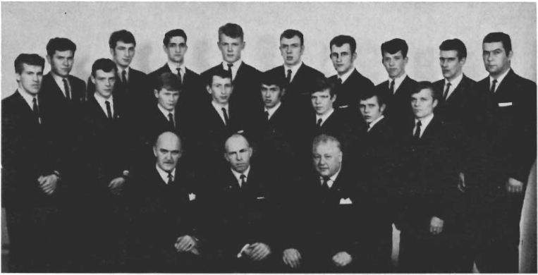 Mynd:Nemendur Stýrimannaskólans í Vestmannaeyjum 1968-1969.png