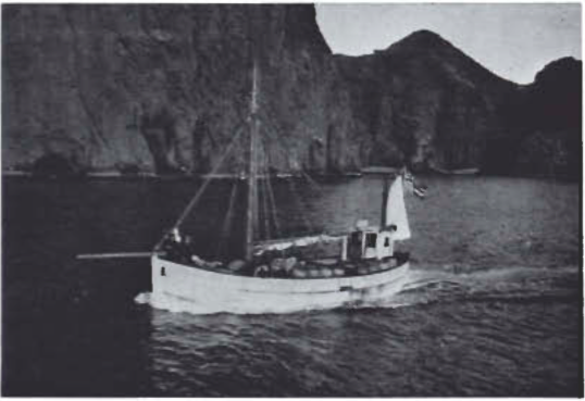 Mynd:Sísí kemur heim eftir siglingu fræa Danmörku, 2. október 1924. Ljósm. Lárus Árnason Búastöðum.png