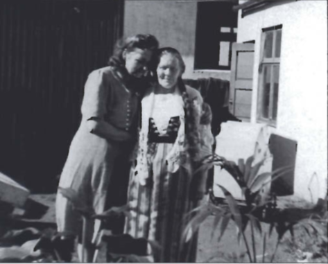 Mynd:Þórunn Sveinsdóttir og Elín Vigfúsdóttir.png