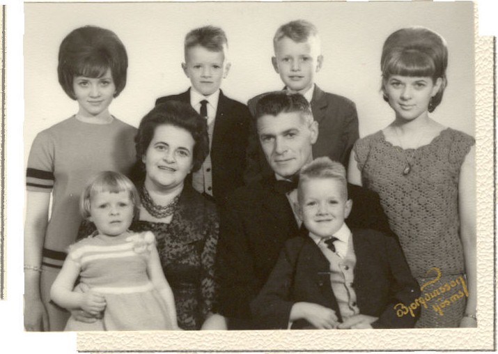 Mynd:Inga, Hjölli og börn.jpg