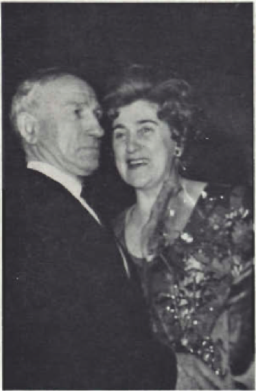 Mynd:Eyólfur Gíslason tekur á móti blómsveig frá Helgu á Garðsstöðum.png