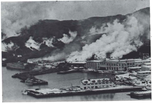 Mynd:Hraunmassinn stöðvast við Fiskiðju og Ísfélag, 27. mars 1973. Allur austurbærinn og austureyjan horfin í hraun og eld.png