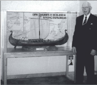 Mynd:Greinarhöfundur og víkingaskipið sem afhent var Alþjóðasiglingamálastofnuninni í London.png