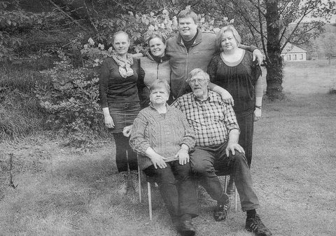 Mynd:Simon, Ingibjorg og born.jpg