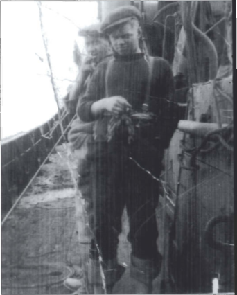 Mynd:Um borð í vinnunni á Eyjamiðum 1933.png