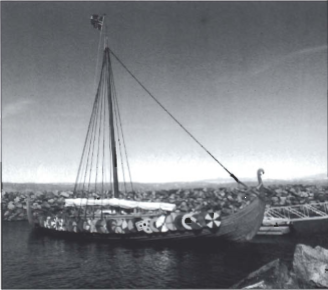 Mynd:Íslendingur ferðbúinn í höfninni í Búðardal.png