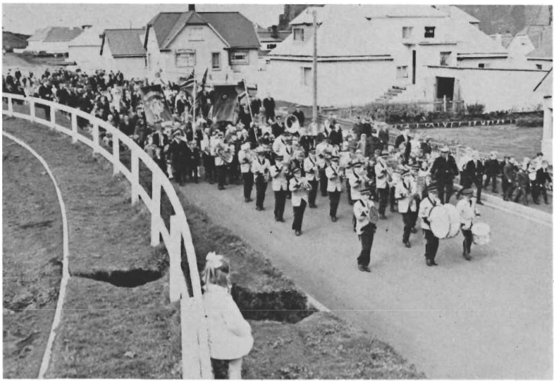 Mynd:Skrúðganga til kirkju á Sjómannadaginn 1969.png