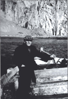 Mynd:Valdimar Tranberg á trillu sinni Tý VE 307.png