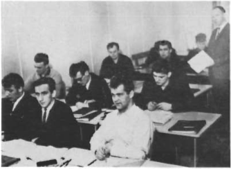 Mynd:Nemendur 2. bekkjar í tíma með skólastjóra.png