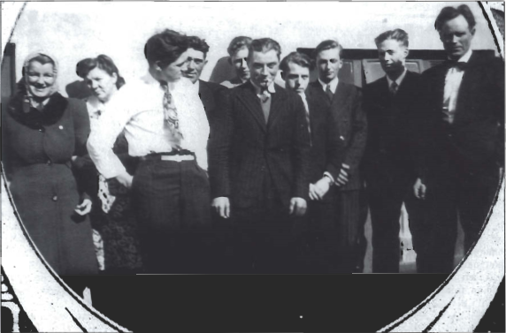 Mynd:Heimilisfólkið á Helgafellsbraut 8 á vertíðinni1947.png