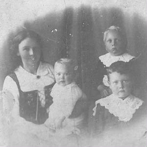 Kristbjörg g börnin Rós, Jón og Einar.jpg