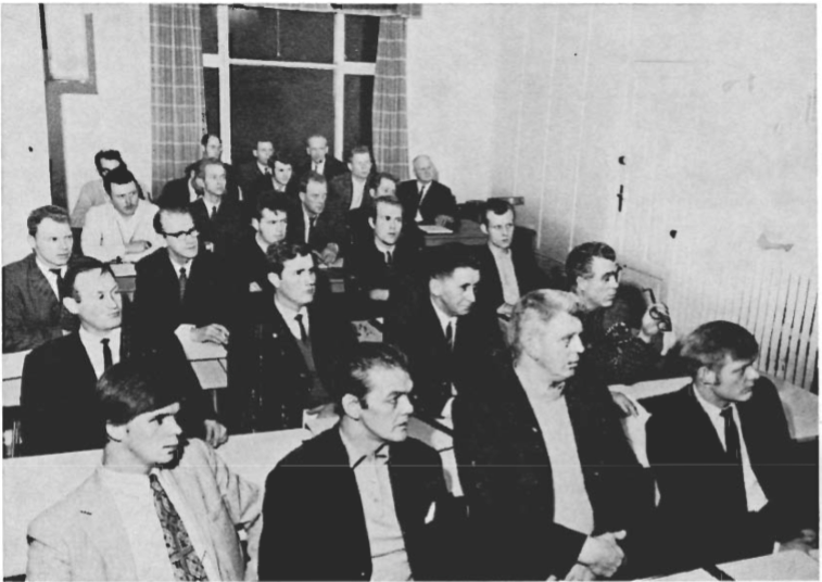 Mynd:Þeir sjá um vinnslu aflans.png