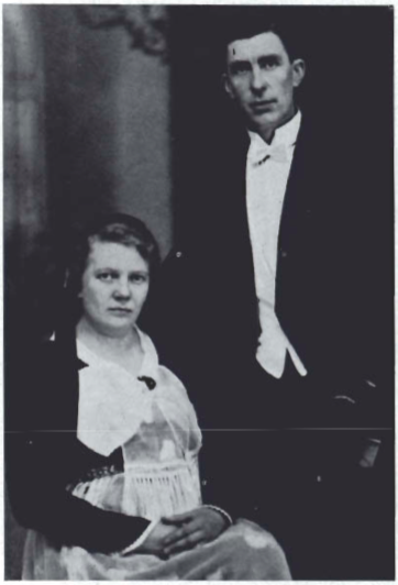 Mynd:Hjónin Páll Oddgeirsson og kona hans Matthildur Ísleifsdóttir frá Kirkjubæ.png