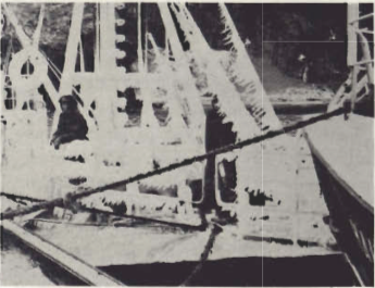 Mynd:Ísaður bátur.png