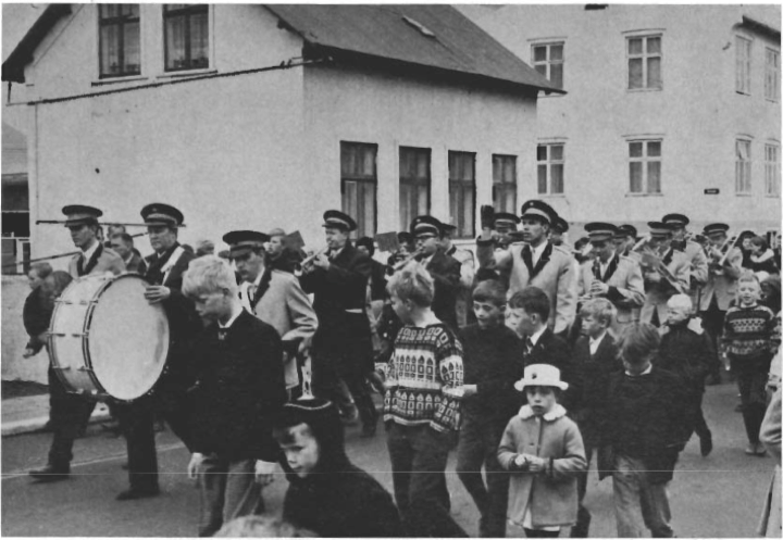 Mynd:Lúðrasveit Vestmannaeyja í broddi fylkingar í skrúðgöngu.png