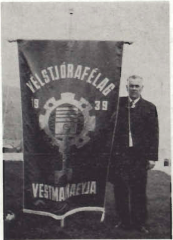 Mynd:Nýr fáni Vélstjórafélags Vestmannaeyja og ein af styrkjum stoðum félagsins.png