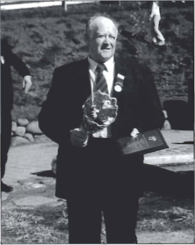 Mynd:Verðandi heiðraði Svein Hjörleifsson.png