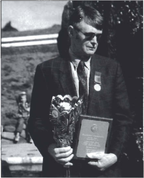 Mynd:Sigurður Jónsson var heiðraður af Sjómannafélaginu Jötni.png