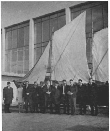 Mynd:Hópur Vestmannaeyinga við anddyri sýningarinnar.png