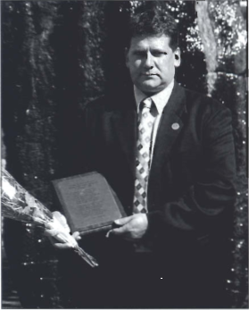 Mynd:Sjómannadagsráð heiðraði áhöfn Danska Péturs.png