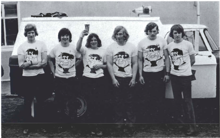 Mynd:Steinaldarmenn. Hinir knáu ræðarar í sveitinni talið frá vinstri.png