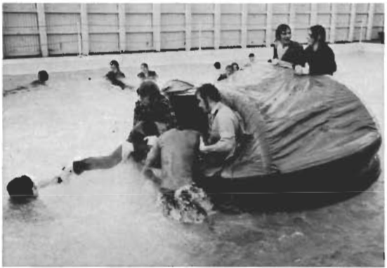 Mynd:Björgunaræfing í Sundlaug Vestmannaeyja.png