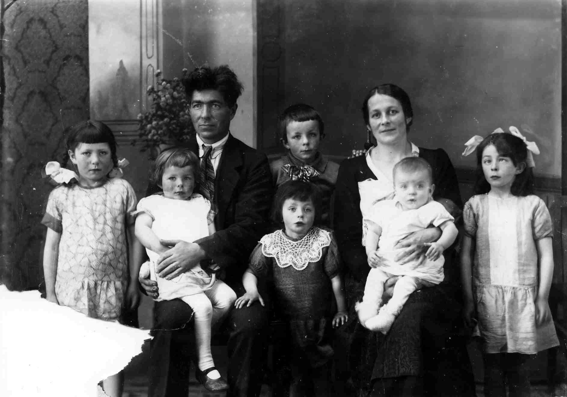 Björn, Ingibjörg og börn fr.v. Sigríður, Fríða, Kristín, Halldóra, Soffía og Jón fr. aftan