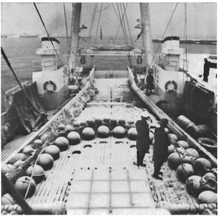 Mynd:Horft úr brúnni aftur eftir þilfari á Vestmannaey.png