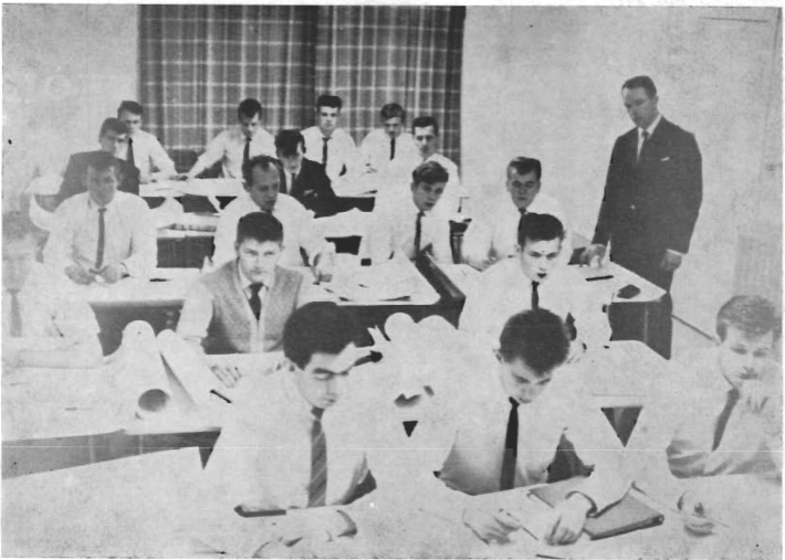 Mynd:Úr kennslustund í Siglingarfræði - sjókortin.png