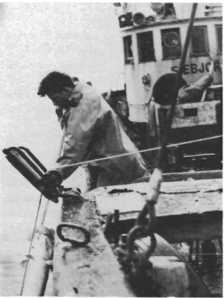 Mynd:Stefán stýrimaður á Sæbjörgu ber í fisk.png