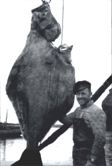 Mynd:Stoltur sjómaður með veiði sína.png