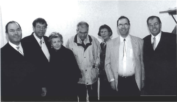 Mynd:Guðrún Stefánsdóttir, eiginkona Helga Benediktssonar og fjölskylda. Talið f.v.; Arnþór. Páll. Guðrún, Stefán, Guðrún, Gísli og Sigtryggur.png