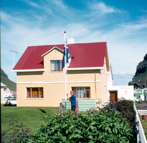 Mynd:Oskar vid hus sitt.jpg