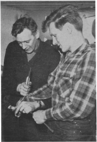 Mynd:Hallgrímur Þórðarson sýnir rétt bandtökí verklegri sjóvinnu.png