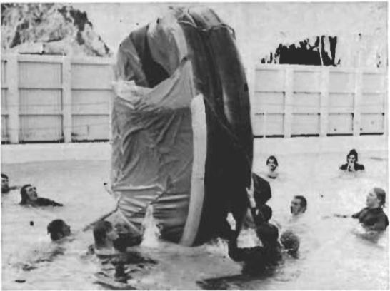 Mynd:Nemendur á æfingu í meðferð gúmmíbjörgunarbáts.png