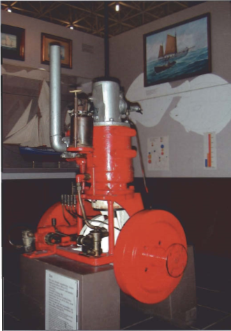 Mynd:Þessi vél er af gerðinni Dan, 8 hestöfl, lágþrýst og 4-gengis glóðarhausavél. Þetta var algengasta vélin í upphaft vélbátaútgerðar. Vel sést opið sveifarhúsið.png