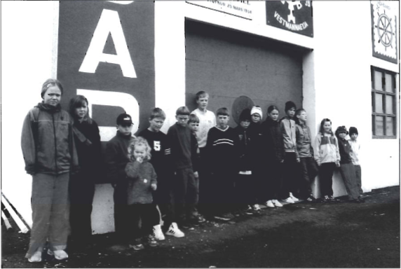 Mynd:Sölubörn Sjómannadagsblaðsins 2002.png