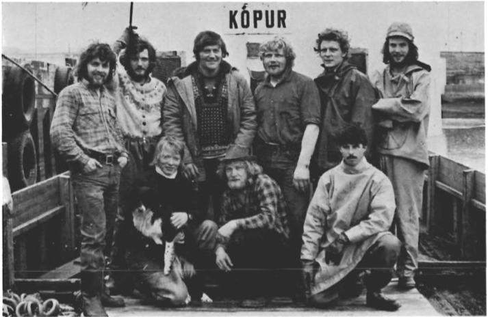 Mynd:Skipshöfnin á aflaskipinu Kópi, vetrarvertíðina 1974.png