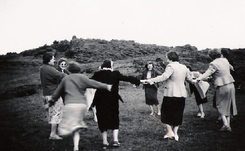 Mynd:Kvenfélagskonur í leik.jpg