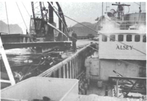 Mynd:Þilfarið á bryggjunni, bíður þess að komast á sinn stað.png