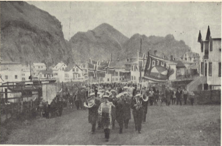 Mynd:Skrúðganga á Sjómannadaginn 1952.png